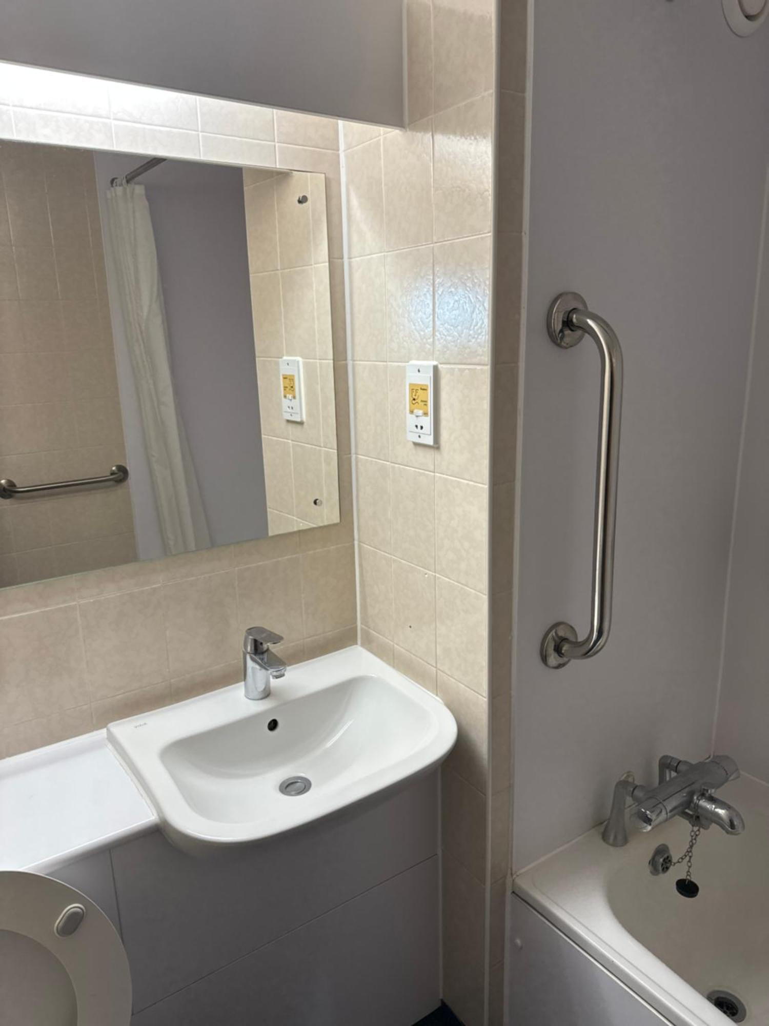 Thurrock Hotel M25 Services Aveley Exteriör bild
